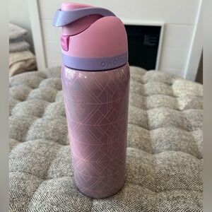 Owala 32 ounce pink Wicked Glinda bottle